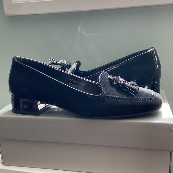 New in box gorgeous loafers. Suede with tassel. - Picture 3 of 6